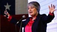 Acusan "colusión" de candidatos para atacar a Jara durante debate presidencial