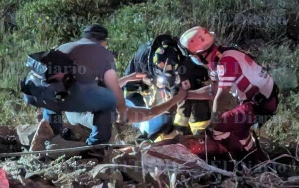 Mujer cae en barranco tras accidente en cuatrimoto
