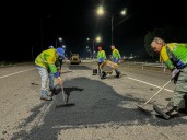 Ejecutan plan de bacheo en la autopista Simón Bolívar cerca del Peaje Guayana
