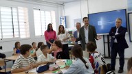 Moreno anuncia un nuevo plan de 55 millones de euros para mejorar la climatización de las aulas andaluzas