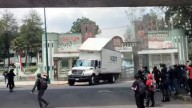 Normalistas de Ayotzinapa queman camión y lanzan petardos al Campo Militar 1