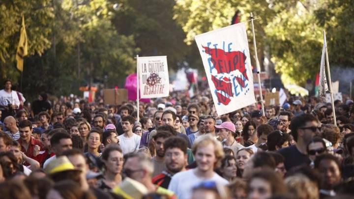 Miles de franceses salen a las calles para protestar contra la austeridad del gobierno de Macron