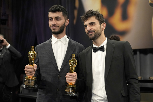 El director palestino ganador de un Oscar Basel Adra dice que tropas israelíes allanaron su casa
