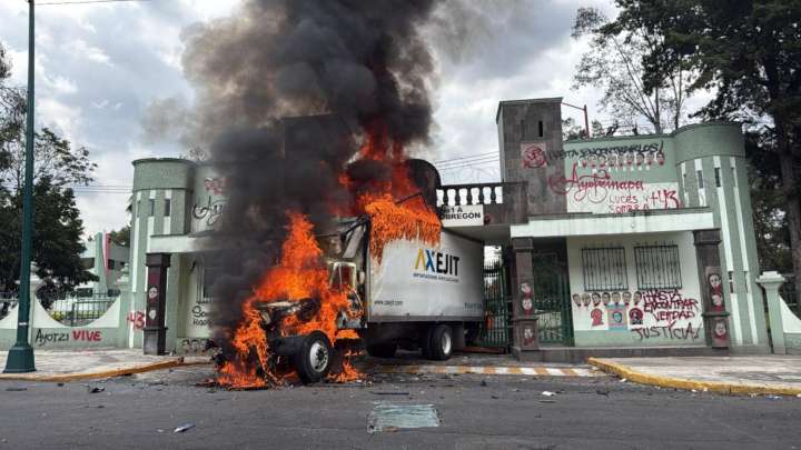 Caso Ayotzinapa: Encapuchados Incendian Camión en Campo Militar 1