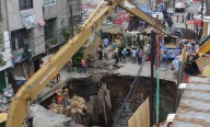 Desalojan a familias tras agrandarse socavón en Iztapalapa