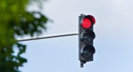 Conductores pillados usando celular con el semáforo en rojo quedarán verdes de la piedra