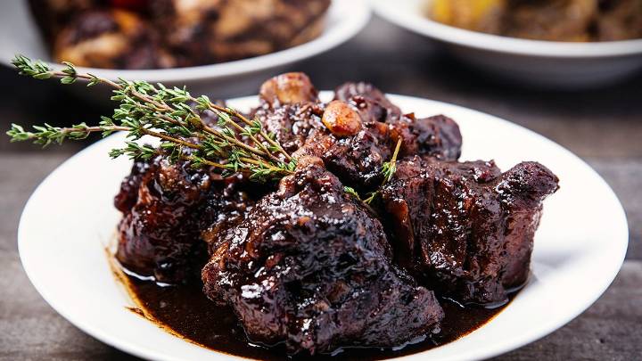 Guisote de rabo al vino tinto de tu tierra