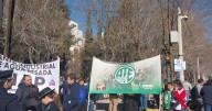 Protesta de los trabajadores de la PIAP en el centro de Neuquén este martes: expectativas por una reunión con Gobierno