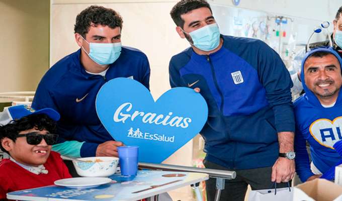 La esperanza juega en equipo: Alianza Lima llevó alegría y regalos a los niños del hospital Guillermo Almenara
