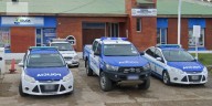 Lo detuvieron por abusar de su hijastra y los presos lo atacaron a golpes cuando llegó a la celda