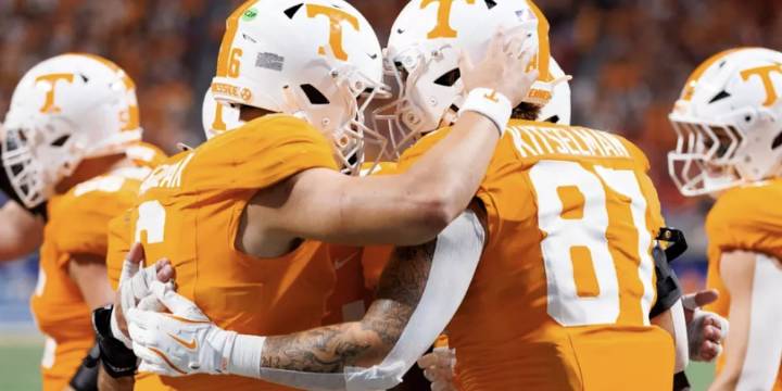 Tennessee jumps 2 places in AP college football poll after win over Syracuse