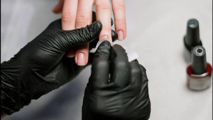 Brillo sutil y elegancia absoluta: nude glass, la manicura para uñas cortas que será furor esta temporada