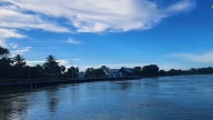 El pueblo costero en el corazón de Córdoba que cautiva con sus playas serenas y su vibrante cultura