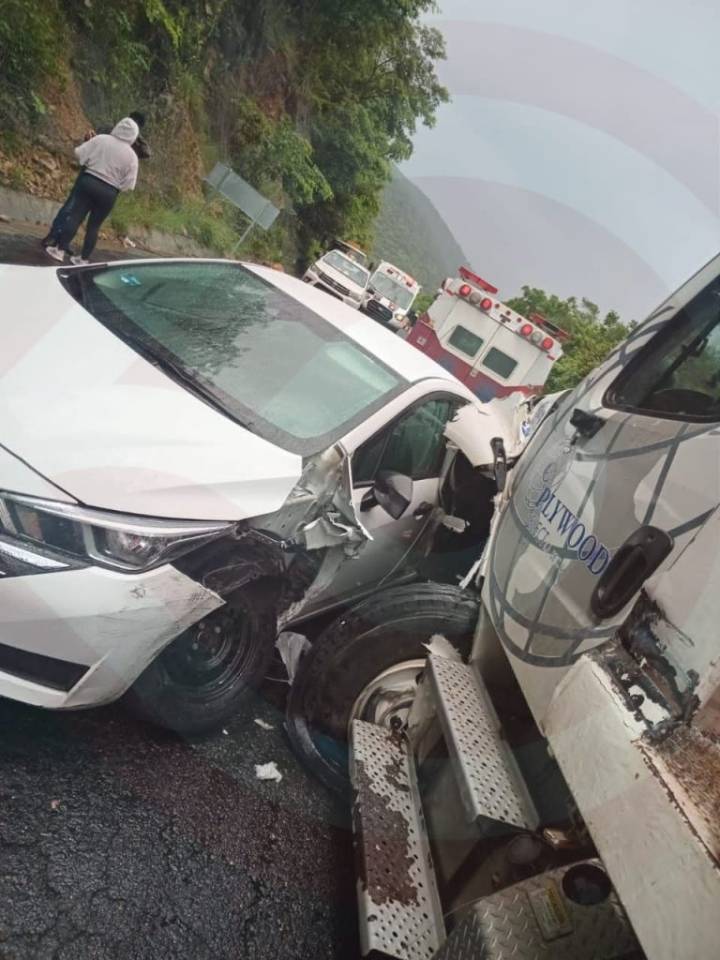 Camionero provoca carambola en la autopista Valles