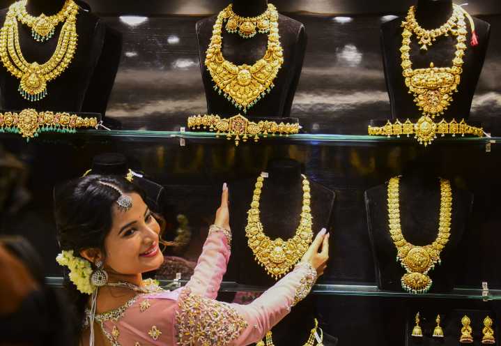 Gold Surges To Record Rs 1.17 Lakh/10 G On Safe-Haven Demand Amid US Shutdown Fears