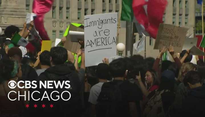 Estados Unidos: Estudiantes protestan contra Operación "Bombardeo a Mitad de Camino" de Inmigración frente a la Torre Trump en Chicago