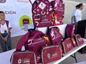 Entregan mochilas a estudiantes de la Escuela Primaria Revolución Mexicana