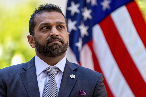 Tres exmiembros del FBI demandan a Patel, alegando que cedió a la "campaña de represalias" de Trump