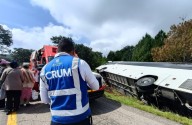 SSM atiende lesionados en accidente de autobús en carretera Zacapu