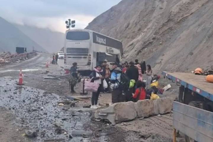Tras accidente de bus en Arica: pasajeros afectados reclaman que pasaron la noche a la deriva y aún no llegan a sus destinos