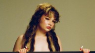 Lola Young anunció que se retira temporalmente de la música tras sufrir una descompensación en el escenario