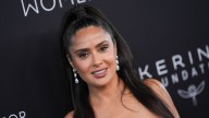 Salma Hayek impone tendencia con el labial nude más elegante del otoño 2025