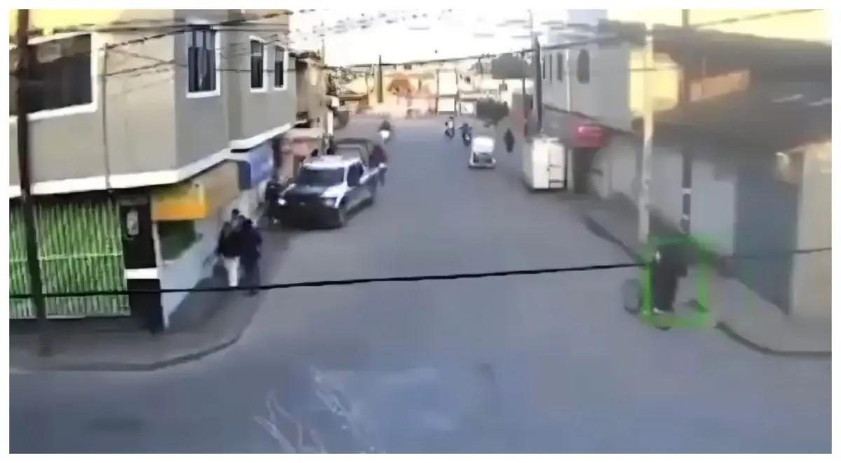 Patrulla de la policía atropella a mujer en banqueta de Chimalhuacán, Edomex; conductor detenido