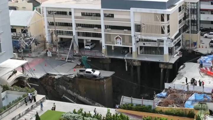 Un socavón gigante frente a un hospital de Tailandia desata el pánico y obliga a evacuar a los pacientes