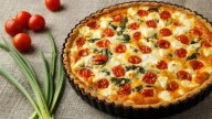 Tarta de cebolla y tomates cherrys: extrajugosa y rendidora para tu próxima cena en familia