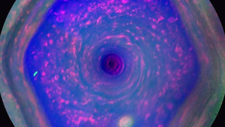 Hallan algo desconcertante en la atmósfera de Saturno