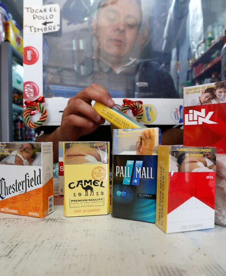 Comerciantes mexicanos alertan de riesgos por más impuestos a cigarros y refrescos en 2026