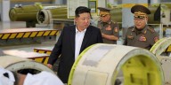 El dictador norcoreano Kim Jong-un inspeccionó una nueva línea de misiles en la frontera con China antes de su viaje a Beijing