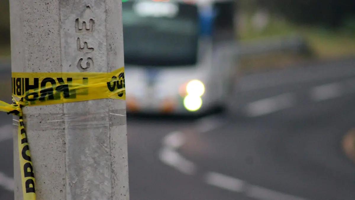 Vuelcan dos camionetas tras chocar en Maltrata; una de ellas iba cargada de pirotecnia
