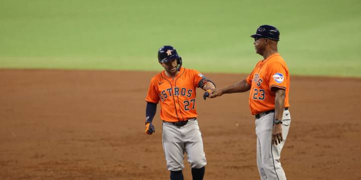 Jose Altuve (right foot discomfort) exits vs. Braves