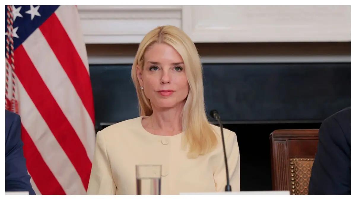 ‘Does She Have a … Fetish?’: Pam Bondi’s Fight to Keep Cigar Freebies Derails Into the Most Unexpected Story About Bill Clinton and Monica Lewinsky
