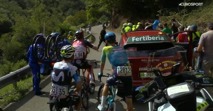 Activistas propalestinos interrumpen la etapa reina de La Vuelta en plena subida del Angliru