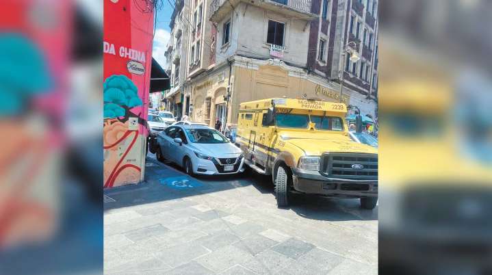Impactan vehículos en pleno Centro