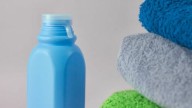 Antes de tirar los envases de suavizantes vacíos, mirá esta práctica idea para colgar las toallas de tu baño