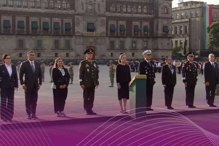 Sheinbaum encabeza izamiento de bandera en memoria de víctimas de sismos