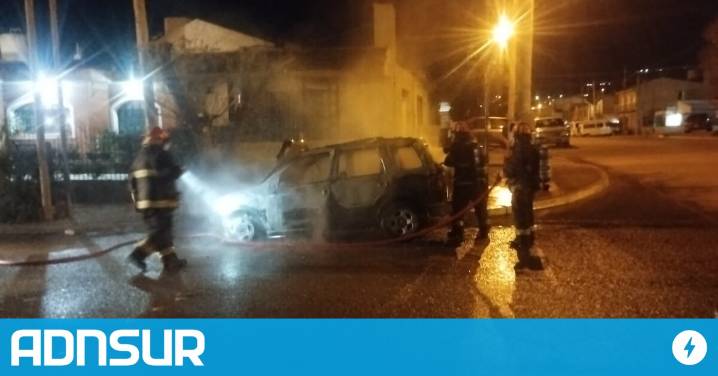 Una camioneta se prendió fuego en el barrio Quirno Costa y debieron intervenir los bomberos