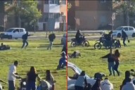 Video: descansaba al sol y le dispararon dos veces para robarle la moto