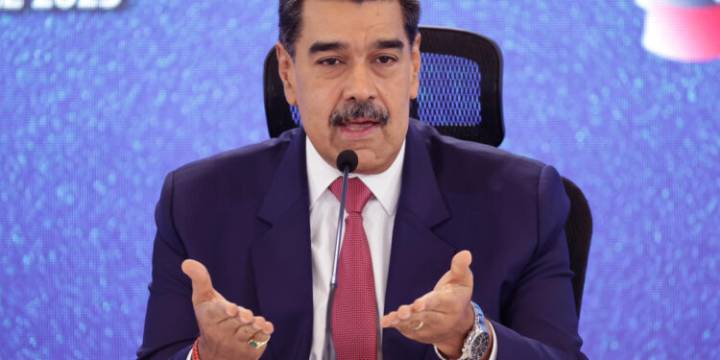 Maduro despliega tropas en las comunidades para instruir a los ciudadanos en el uso de armamento