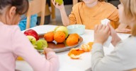 Más frutas, más leche y menos plástico: el plan escolar de Castilla