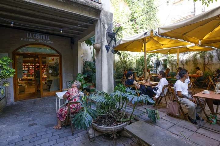 El auge de las librerías-experiencia: refugios culturales frente a la voracidad digital
