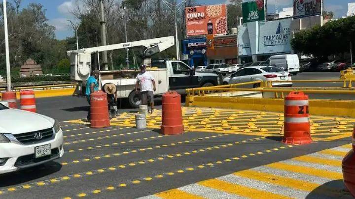 Tras percance vial, pintan paso peatonal e instalan boyas en la glorieta Bocanegra