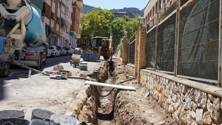 En marcha las obras de reparación de las aceras y el colector de la calle Gonzalo Viñes en Xàtiva