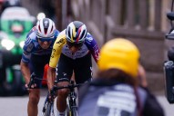 El renacer de Egan Bernal: ganó la etapa 16 de la Vuelta a España en medio de las protestas