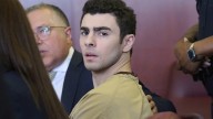 Un juez de Nueva York desestima los cargos de terrorismo en el caso contra Luigi Mangione en una vista llena de sus fans