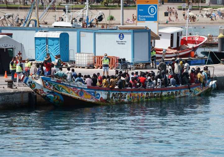 Rescatado un cayuco con casi 200 personas al sur de El Hierro