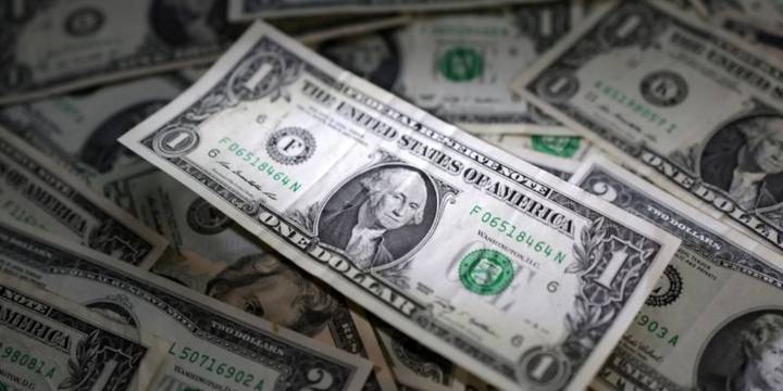 El dólar oficial escaló a $1.425 en una rueda volátil donde se aproximó al techo de la banda de flotación